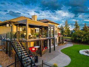 Outdoor living deck space