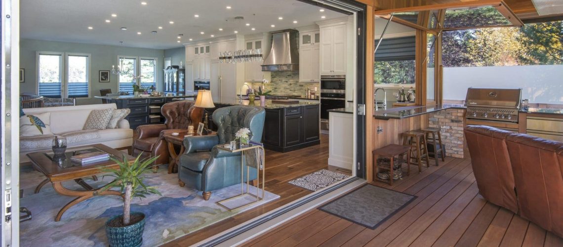Expansive sliding backdoors joining indoors and outdoors after a renovation
